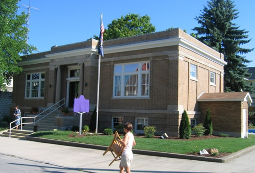 The exterior of Warren's Carnegie Library.